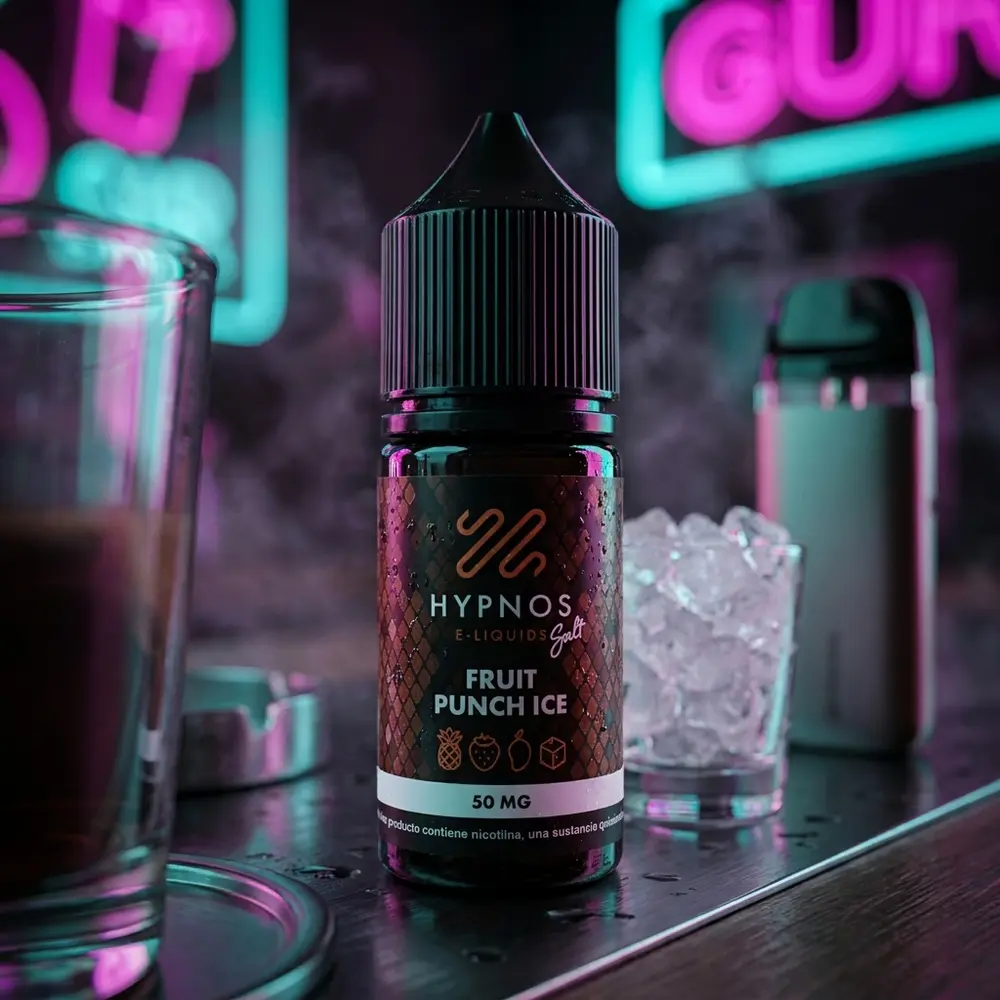 Frasco Hypnos Salt Fruit Punch Ice sobre balcão de lounge urbano com luzes neon e reflexos - Vapor Gringo