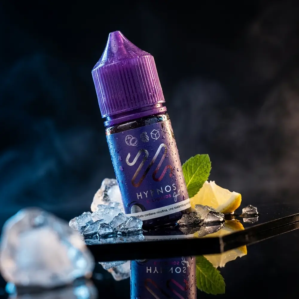 Frasco Liquido Hypnos Salt Lemon Ice sobre base acrilica com condensacao e iluminacao cinematica - Vapor Gringo