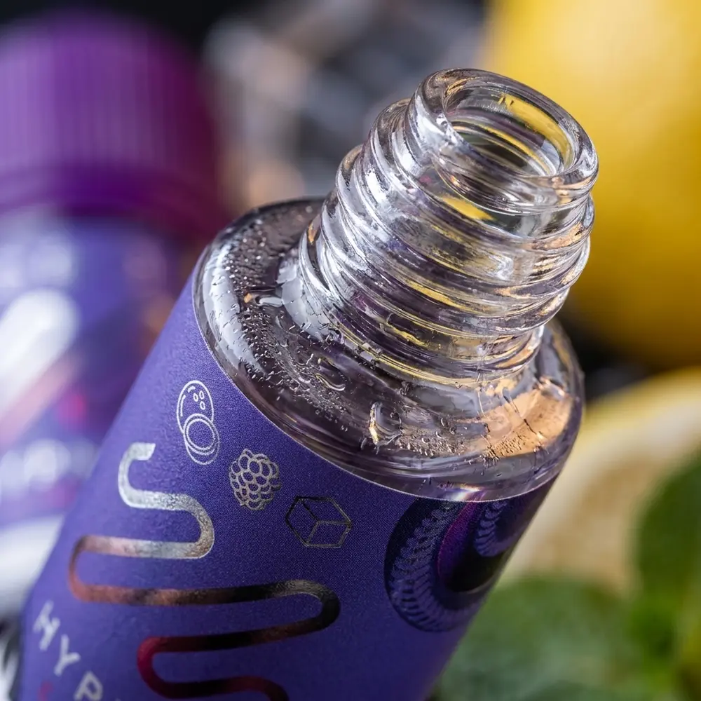 Close-up do frasco Hypnos Salt Lemon Ice mostrando rotulo, bocal de vidro e gotas de condensacao - Vapor Gringo
