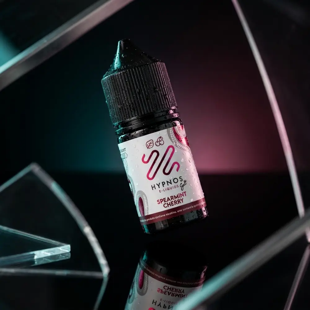 Frasco Líquido Hypnos Salt Spearmint Cherry com rótulo visível em estúdio escuro, condensação e reflexos premium - Vapor Gringo
