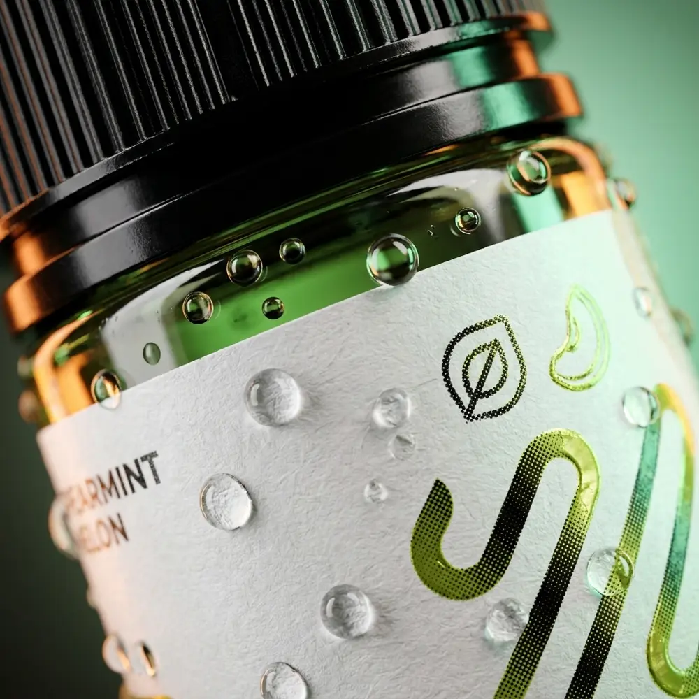 Macro do rotulo do Hypnos Salt Spearmint Melon mostrando textura do vidro, gotas e detalhes tipograficos - Vapor Gringo