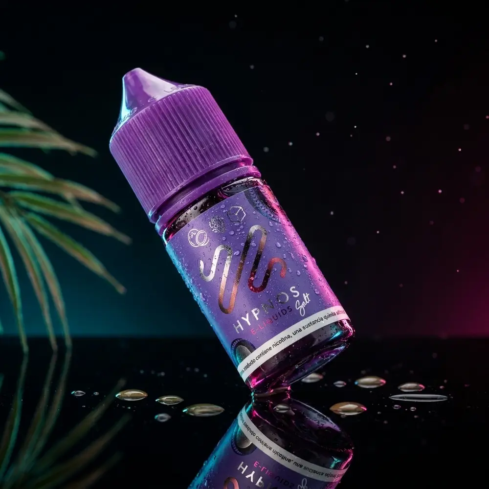 Frasco Hypnos Salt Tropical Breeze inclinado sobre acrilico preto com condensacao e reflexos neon - Vapor Gringo