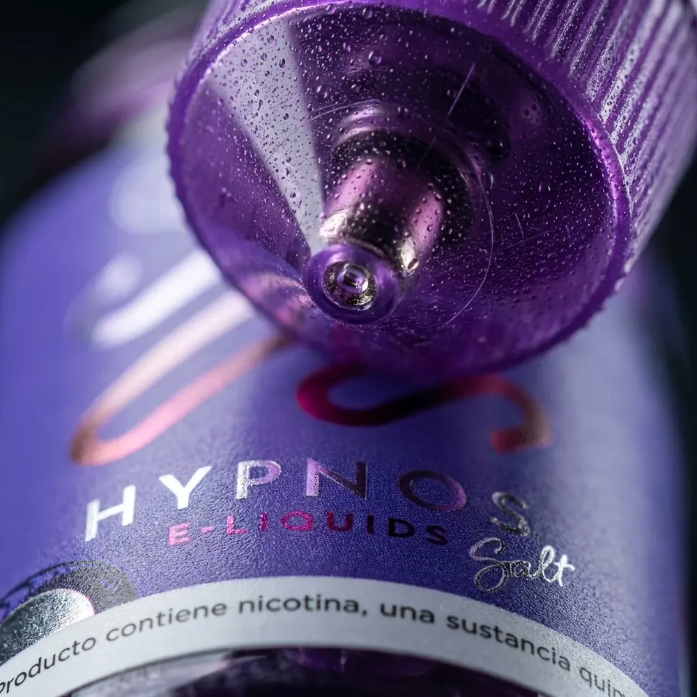 Close-up do rótulo e bico do frasco Hypnos Salt Tropical Breeze com condensacao e micro-reflexos - Vapor Gringo