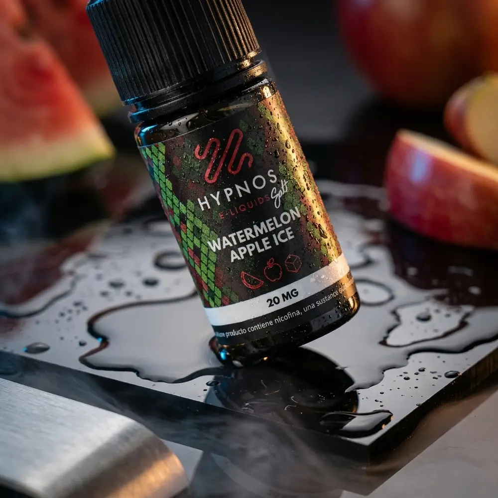 Frasco Hypnos Salt Watermelon Apple Ice sobre acrilico preto molhado, gotas de condensacao e luzes azul/ambar - Vapor Gringo