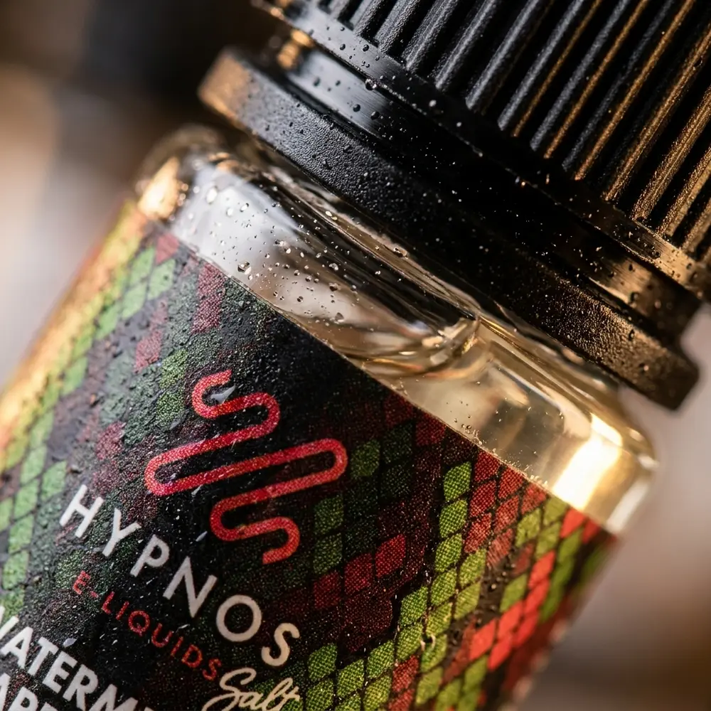 Close-up do rótulo e bocal do Líquido Hypnos Salt Watermelon Apple Ice com gotas, reflexos e textura do vidro - Vapor Gringo