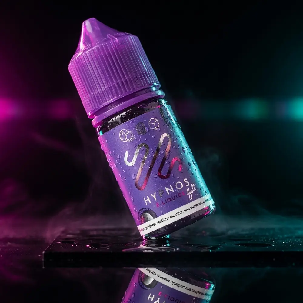 Garrafa de líquido Hypnos Salt Watermelon Kiwi Mango inclinada sobre base acrílica molhada com reflexos verdes e magenta - Vapor Gringo