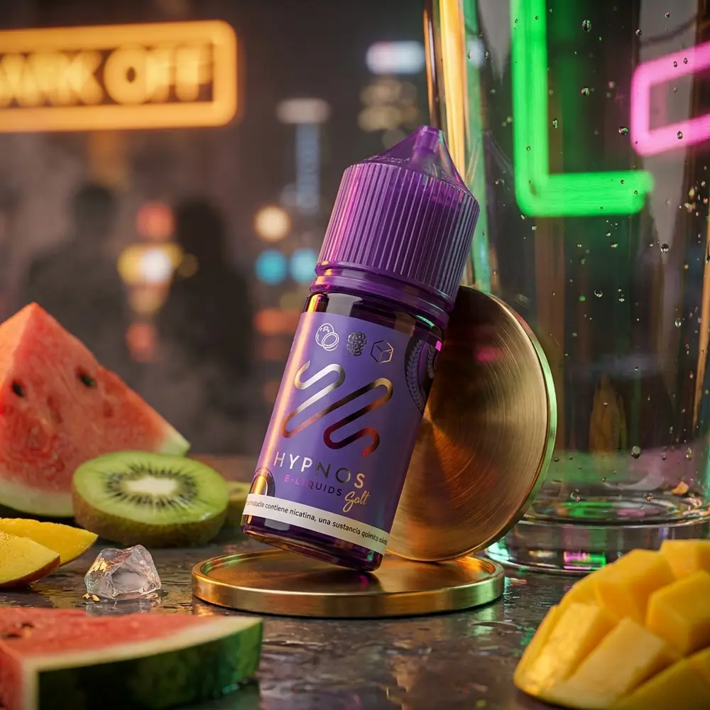 Líquido Hypnos Salt apoiado no balcão de bar urbano com fatias de melancia, kiwi e manga e reflexos de neon - Vapor Gringo
