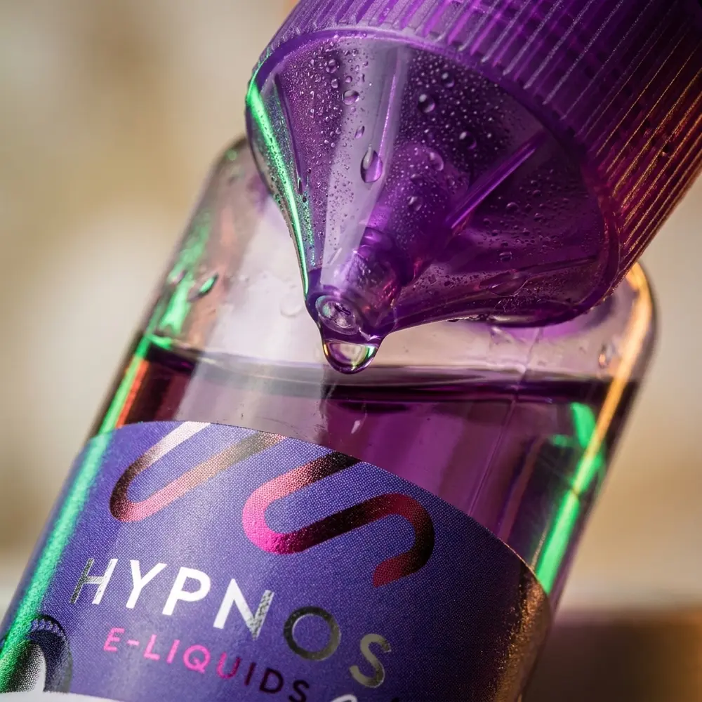 Close-up do rótulo e bocal do Líquido Hypnos Salt com gotas de condensação e reflexos detalhados - Vapor Gringo