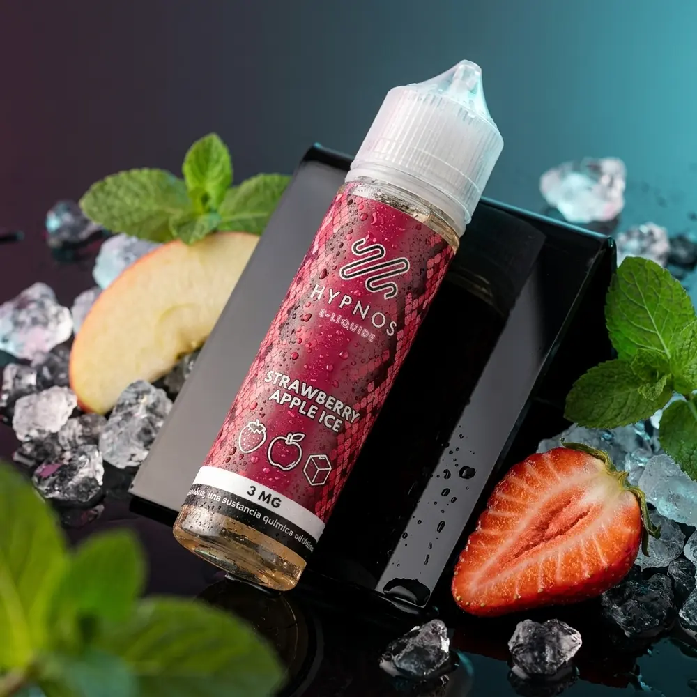 Frasco Líquido Hypnos Strawberry Apple Ice 60ml sobre acrílico preto com gelo, morango e gotas de condensação - Vapor Gringo