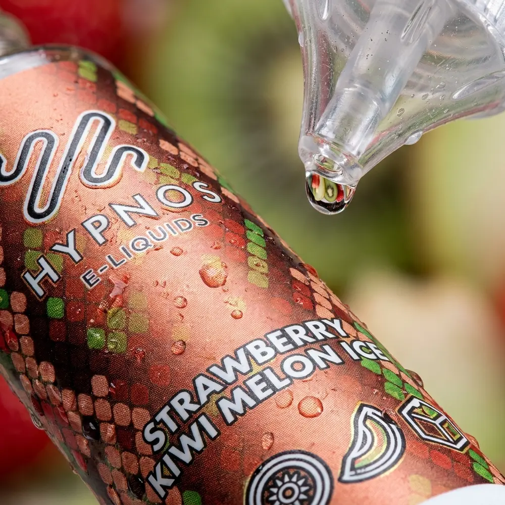 Detalhe do bico e rótulo da garrafa Hypnos Strawberry Kiwi Melon Ice com condensacao e reflexos - Vapor Gringo