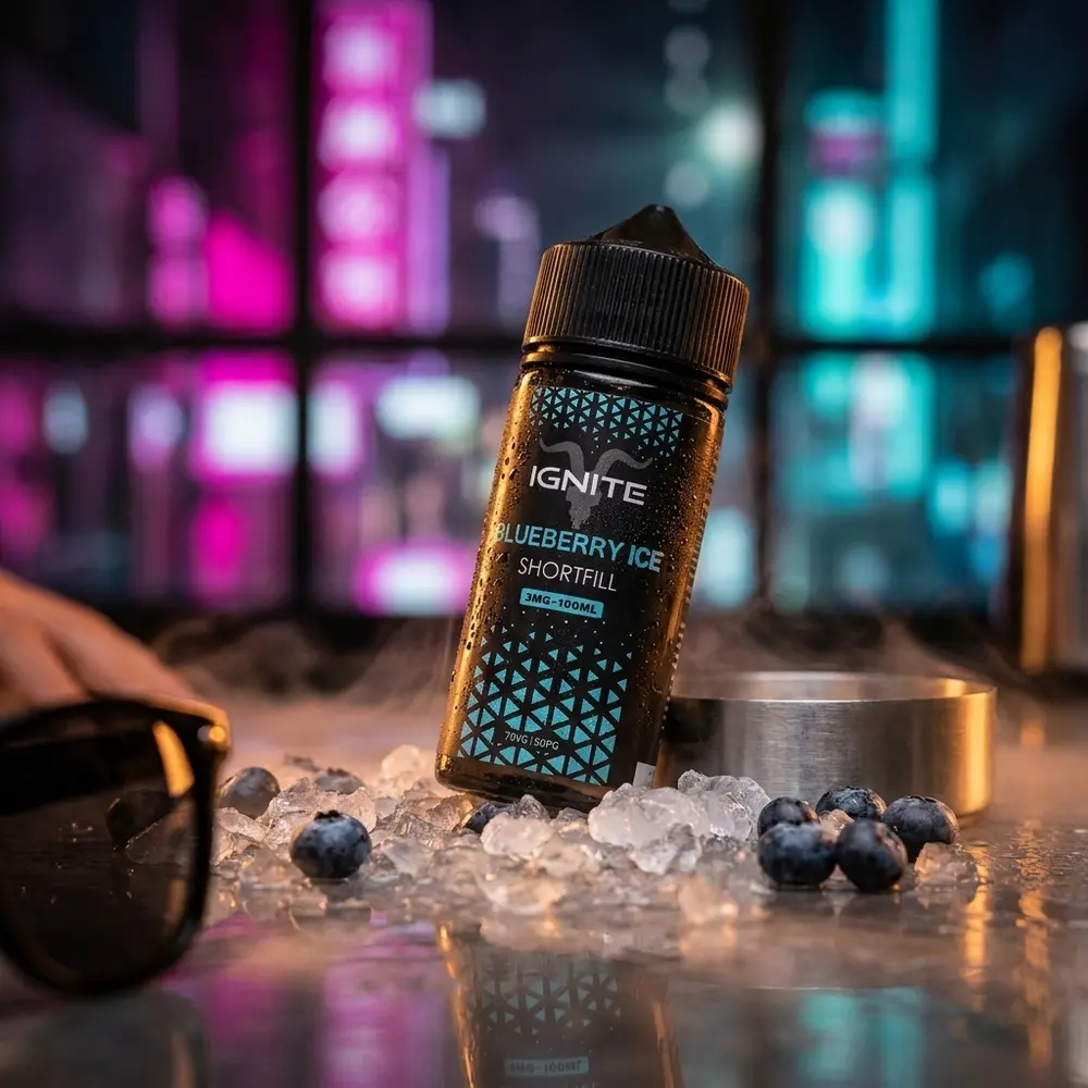 Frasco 100ml Liquido Ignite Blueberry Ice apoiado em balcão molhado de bar urbano com luzes neon e mirtilos - Vapor Gringo