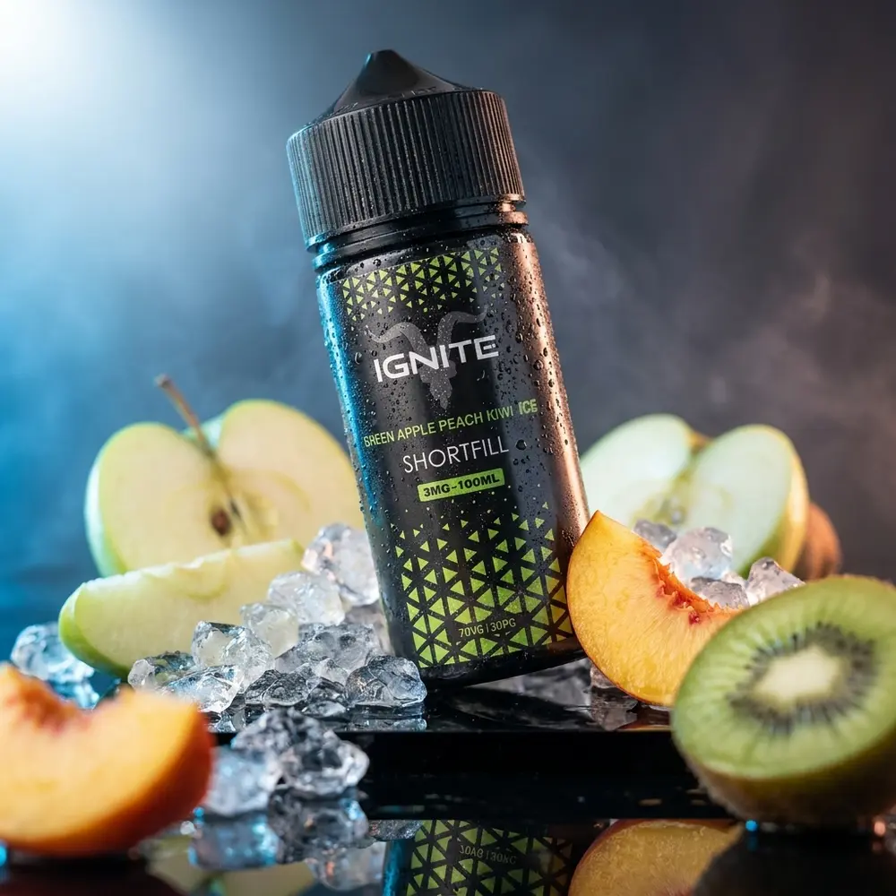 Frasco Líquido Ignite Green Apple Peach Kiwi Ice com gotas, fatias de fruta e gelo em estúdio premium - Vapor Gringo