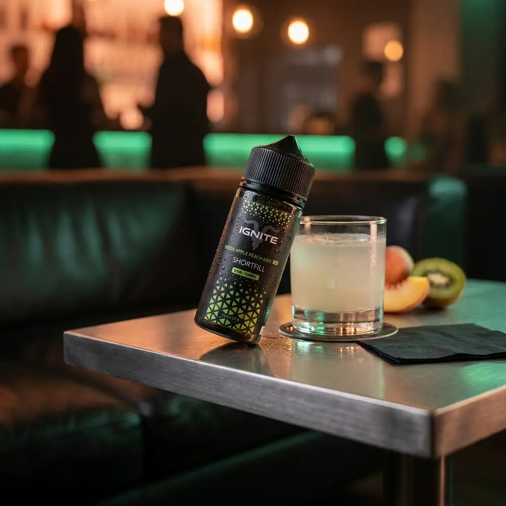 Frasco Ignite Green Apple Peach Kiwi Ice apoiado em mesa metálica de lounge urbano com iluminação verde e pêssego - Vapor Gringo
