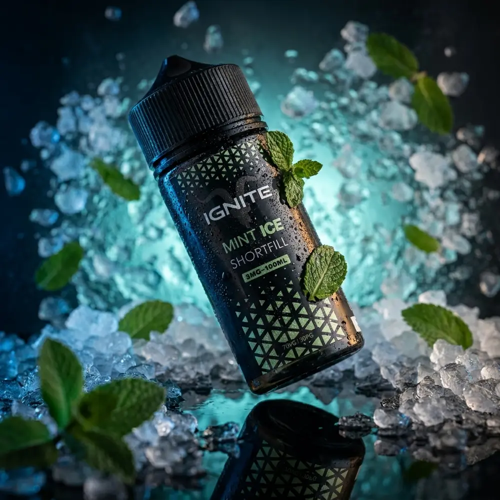 Frasco Liquido Ignite Mint Ice em estúdio sobre acrílico com gelo e folhas de menta e luz azul intensa - Vapor Gringo