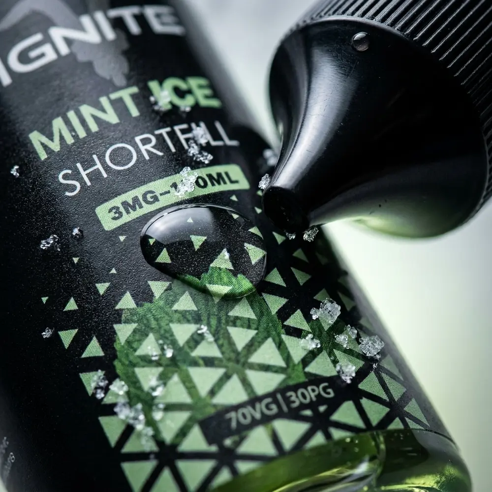 Close-up do rótulo Liquido Ignite Mint Ice com condensação, bico conta-gotas e textura detalhada do rótulo - Vapor Gringo