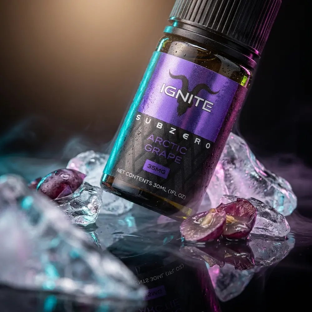 Frasco Líquido Ignite Salt Arctic Grape sobre acrílico preto brilhante, gelo triturado e luzes roxo-azuladas - Vapor Gringo