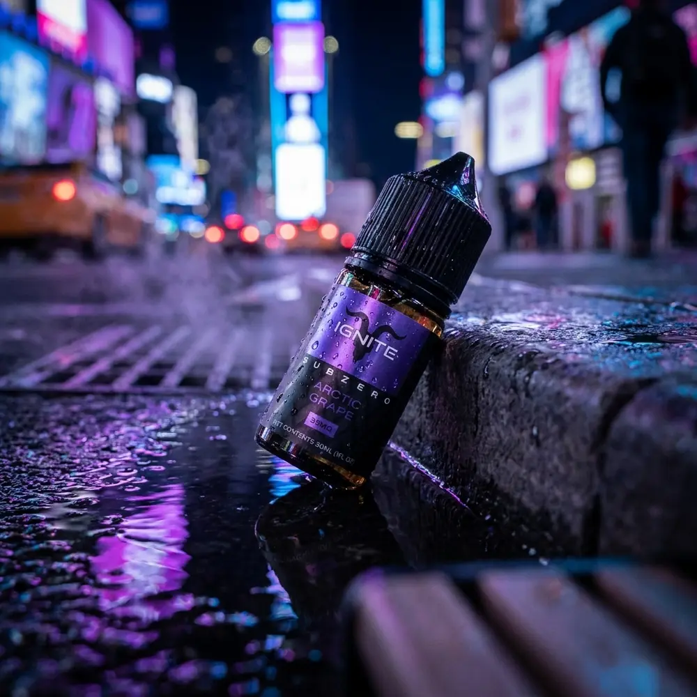 Frasco Líquido Ignite Salt Arctic Grape em calçada molhada à noite, reflexos neon violeta e luzes urbanas desfocadas - Vapor Gringo