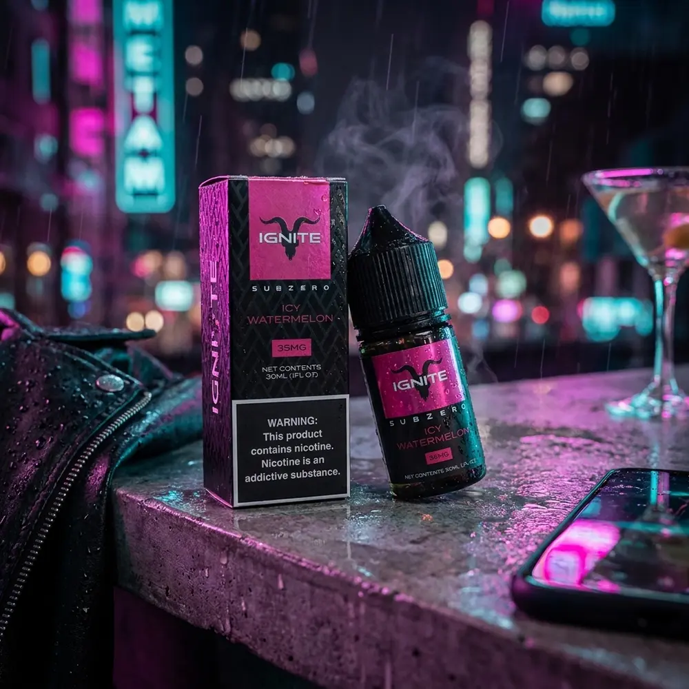 Frasco do Líquido Ignite Salt Icy Watermelon num ambiente urbano neon, superfície molhada e objetos de lifestyle - Vapor Gringo