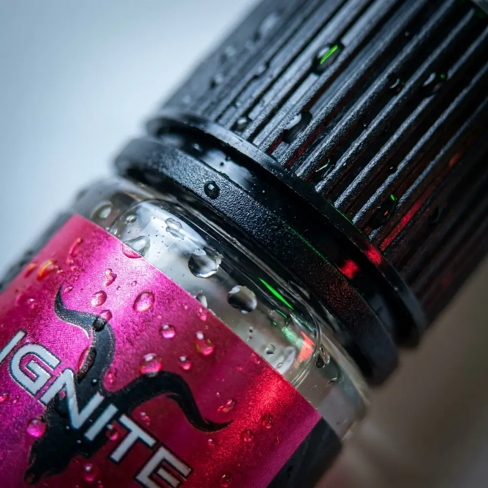 Macro do frasco Líquido Ignite Salt Icy Watermelon mostrando rótulo, bocal e gotas de condensação nítidas - Vapor Gringo