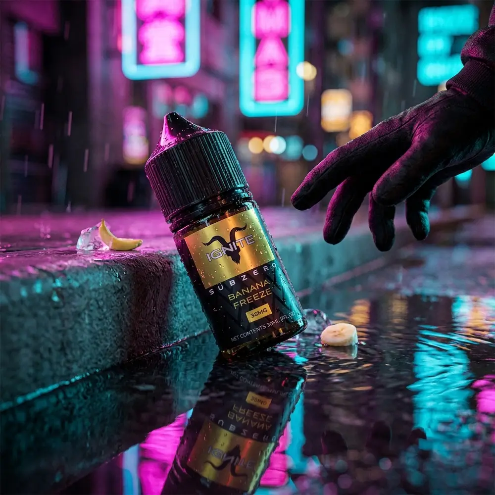 Frasco do Liquido Ignite Salt SubZero Banana Freeze apoiado em guia molhada com reflexos neon urbanos e chuva - Vapor Gringo