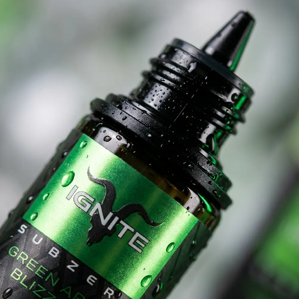 Detalhe macro do bico e rótulo do Líquido Ignite Salt SubZero, gotas de condensação e textura do frasco. - Vapor Gringo
