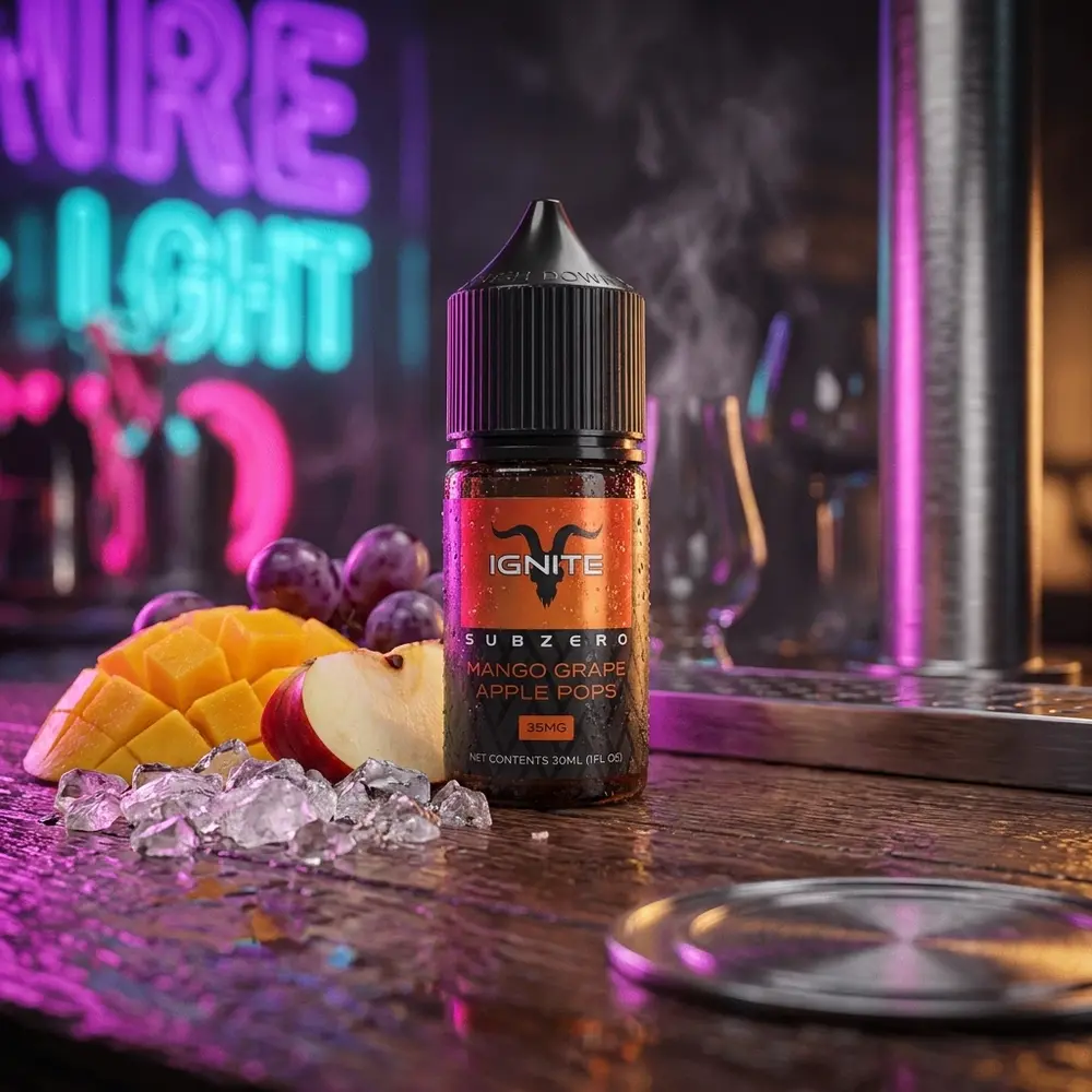 Garrafa Ignite Salt SubZero Mango Grape Apple Pops em balcão noturno com luzes neon, cubos de gelo e frutas. - Vapor Gringo