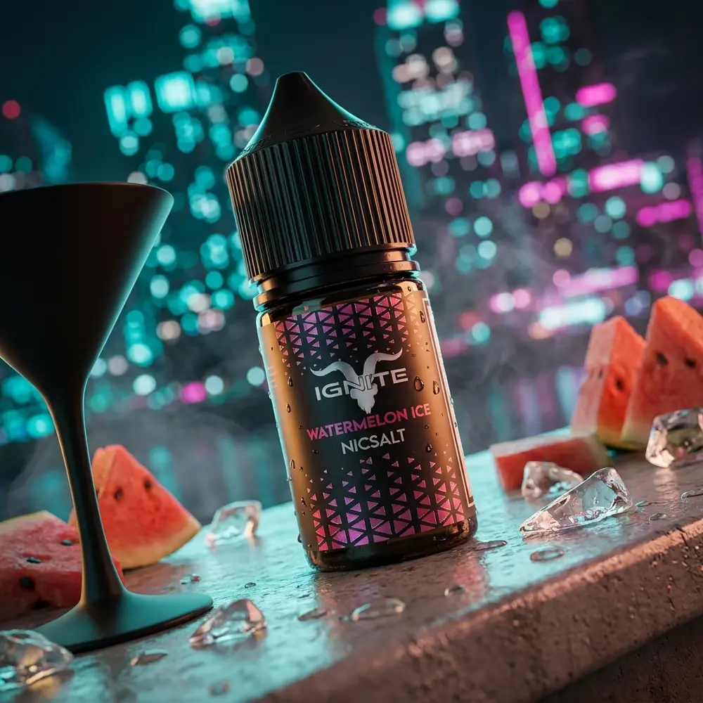 Frasco Líquido Ignite Salt - Watermelon Ice em parapeito molhado no rooftop com luzes neon da cidade e gelo ao lado - Vapor Gringo