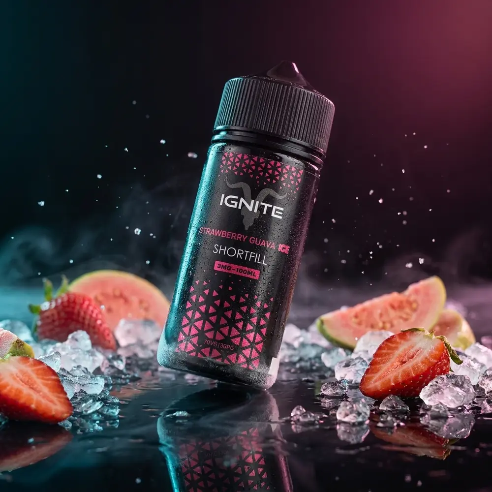 Garrafa do liquido Ignite Strawberry Guava Ice sobre acrilico molhado com gelo, morango e luzes neon ao fundo - Vapor Gringo