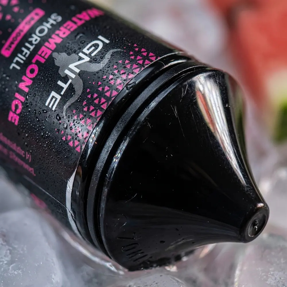 Close-up do rótulo Liquido Ignite Watermelon Ice com gotas de condensacao e reflexos nítidos no bocal. - Vapor Gringo