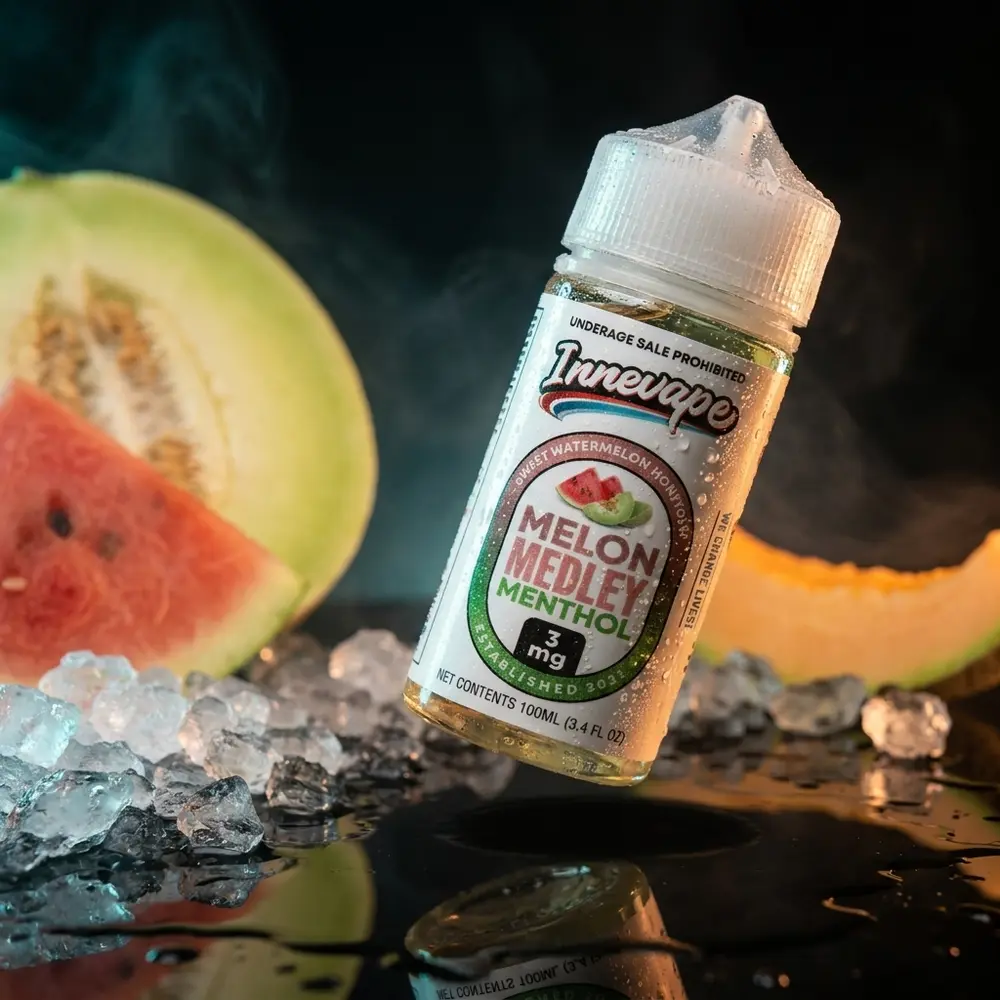 Frasco 100ml Liquido Innevape Melon Medley Menthol sobre superfície molhada com fatias de melão e gelo - Vapor Gringo