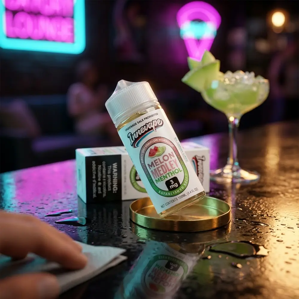 Frasco Liquido Innevape Melon Medley Menthol em balcão de bar urbano com coquetel e luzes neon ao fundo - Vapor Gringo