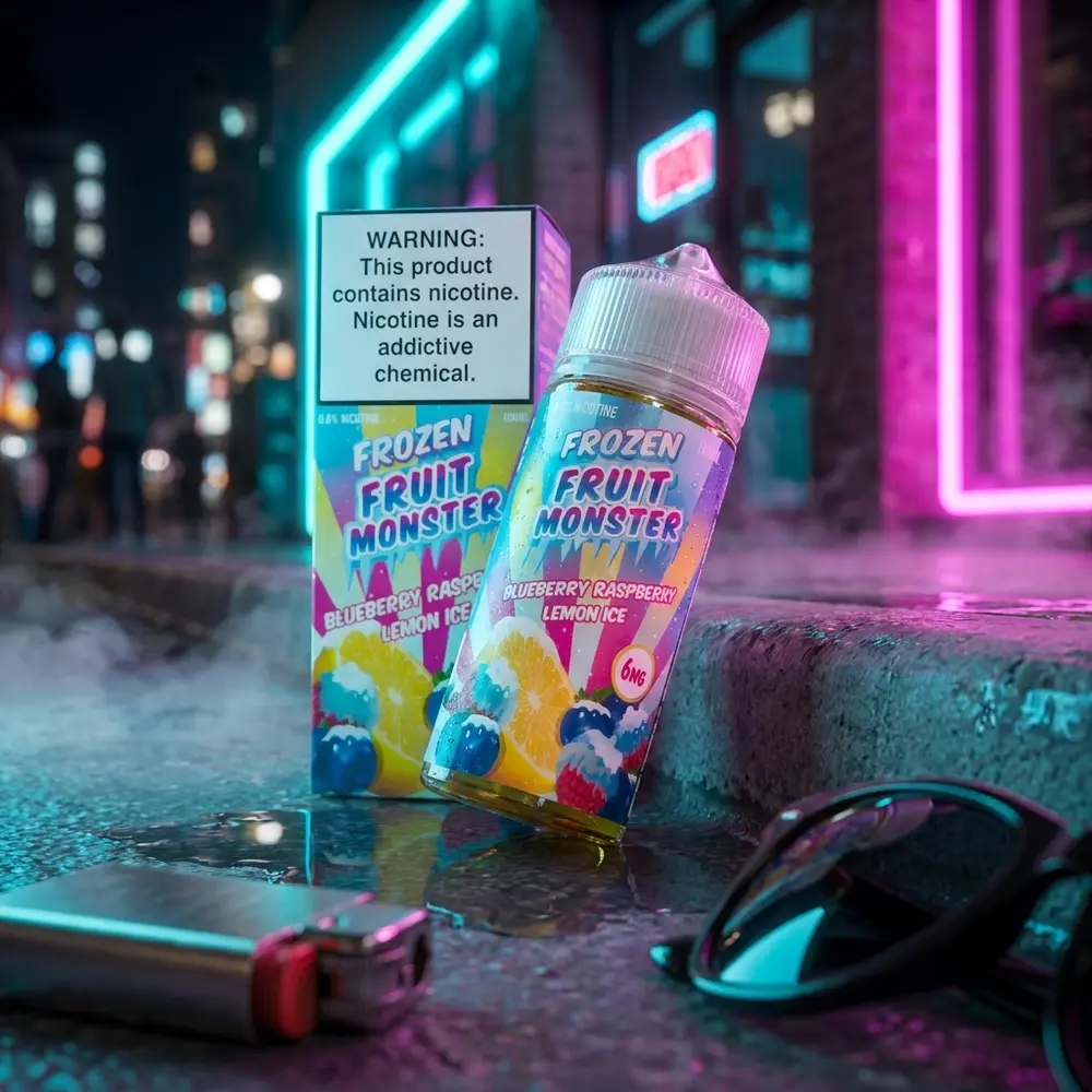 Frasco liquido Jam Monster em rua urbana noturna com neon cyan e magenta e reflexos molhados - Vapor Gringo