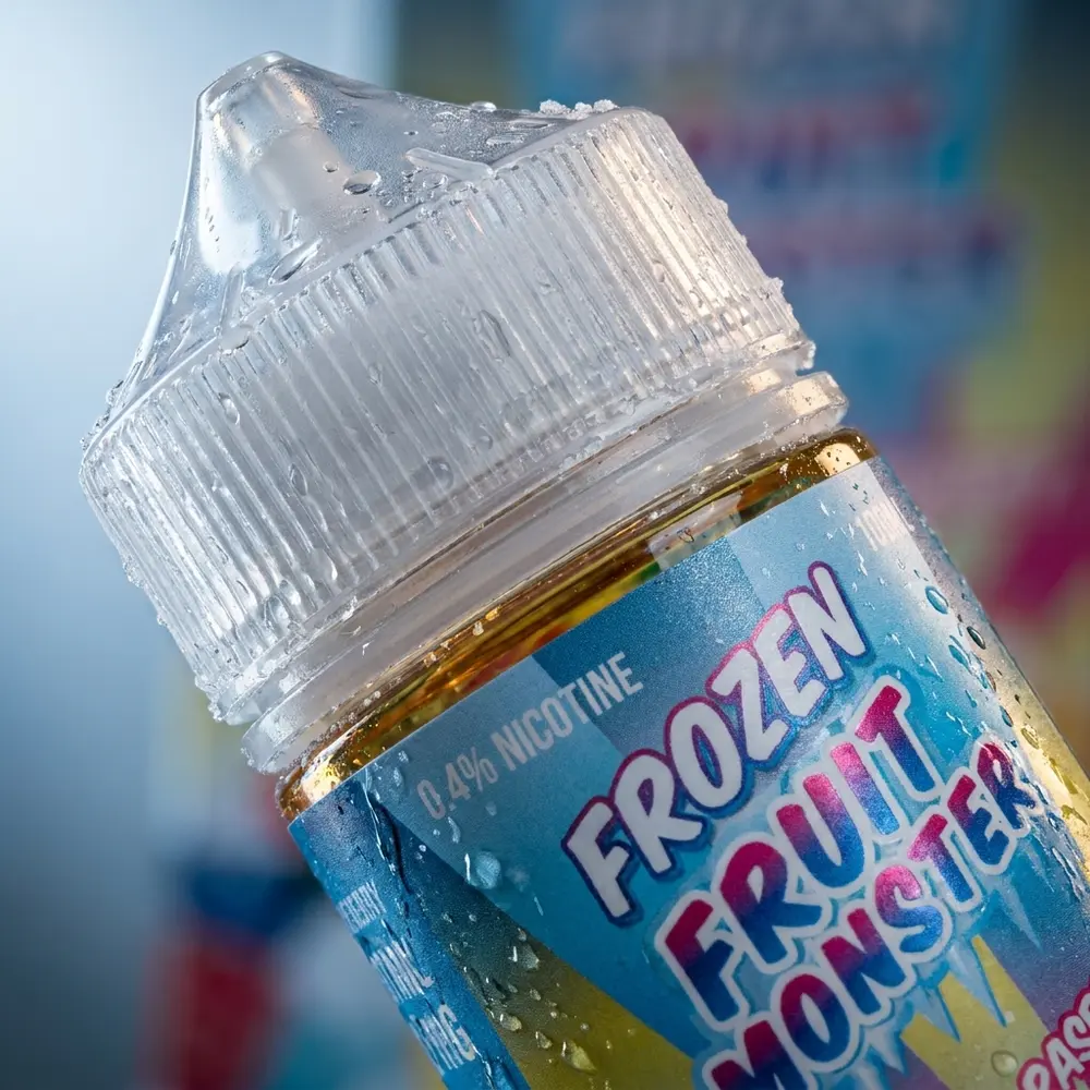 Detalhe macro do rotulo Liquido Jam Monster com gotas de condensacao e textura do frasco - Vapor Gringo