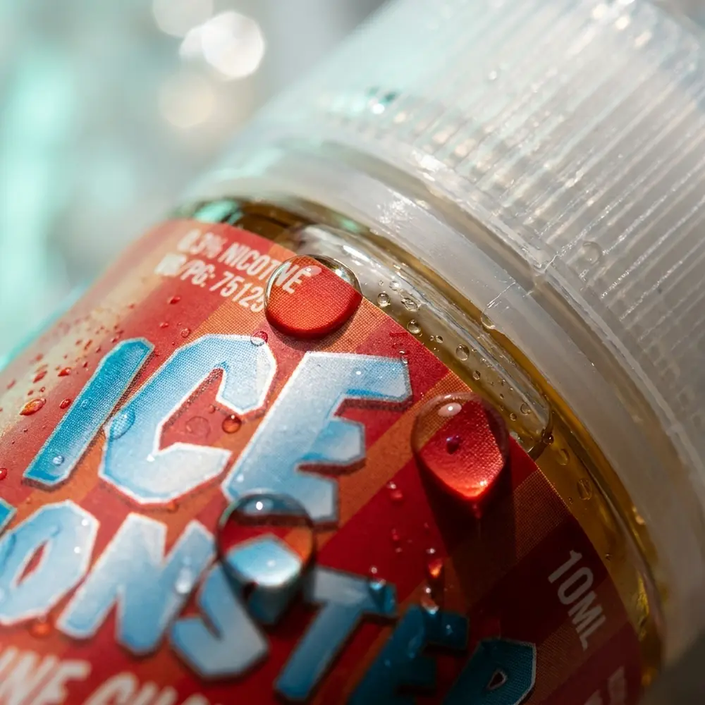 Macro do rótulo do Jam Monster Mangerine Goiaba com gotas de condensação e textura do rótulo visível. - Vapor Gringo