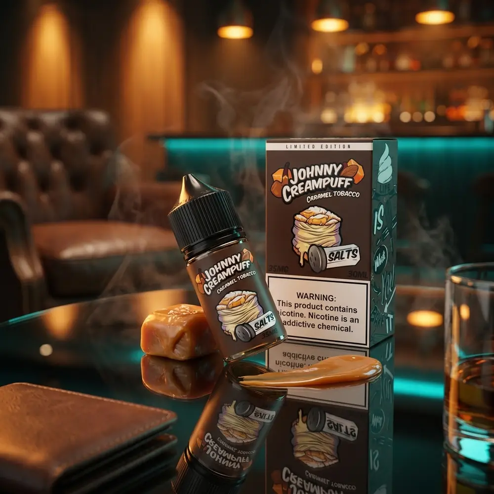 Líquido Johnny Creampuff Salt Caramel Tobacco apoiado em mesa de lounge luxuosa com luzes ambar e bokeh de bar ao fundo - Vapor Gringo