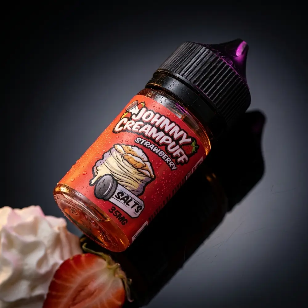 Garrafa Liquido Johnny Creampuff Strawberry sobre acrilico preto com condensacao, reflexos e morango desfocado - Vapor Gringo
