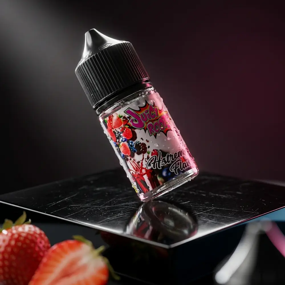 Frasco Juice Ploos Bubalo de Morango inclinado sobre base acrílica preta com gotas e luz magenta - Vapor Gringo