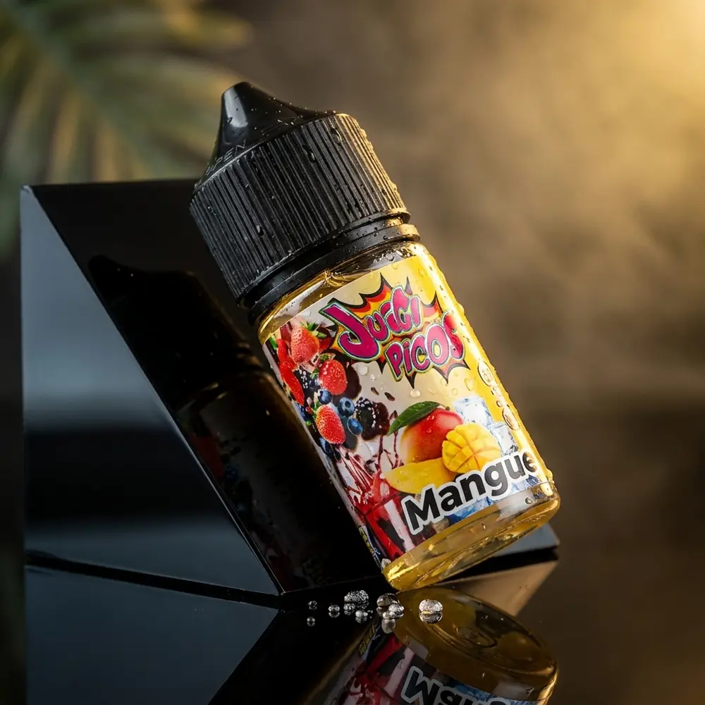 Frasco Liquido Juice Ploos Pineapple em estúdio luxuoso sobre acrílico com gotas e luz quente - Vapor Gringo
