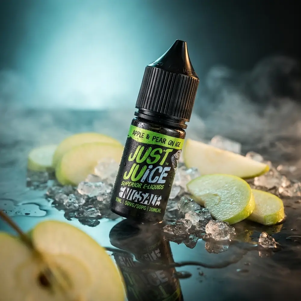 Frasco Liquido Just Juice Salt Apple & Pear on Ice sobre superfície preta molhada com gelo e fatias de maçã e pêra - Vapor Gringo