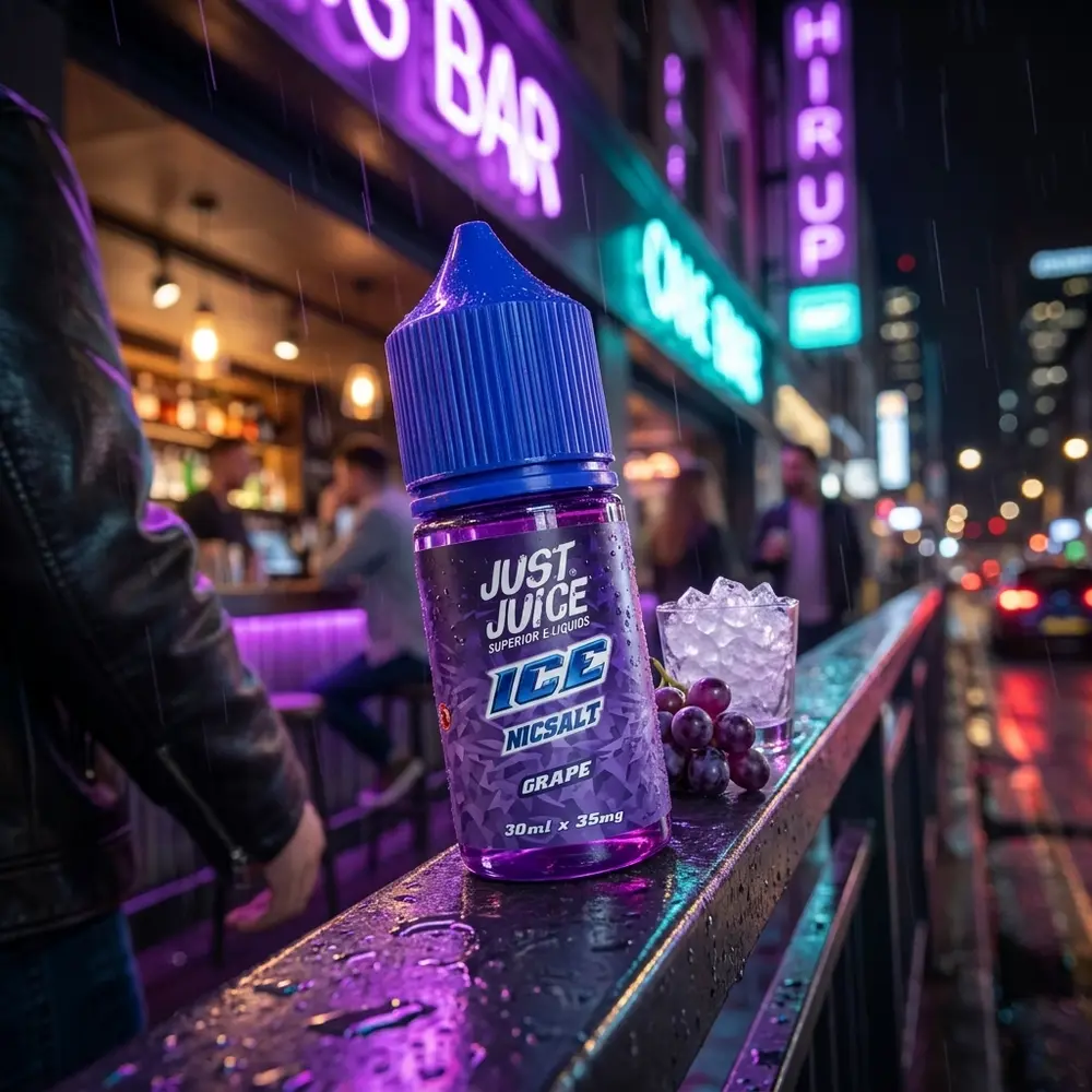 Frasco Just Juice Salt Grape Ice sobre parapeito molhado na rua à noite com neon roxo e reflexos urbanos - Vapor Gringo