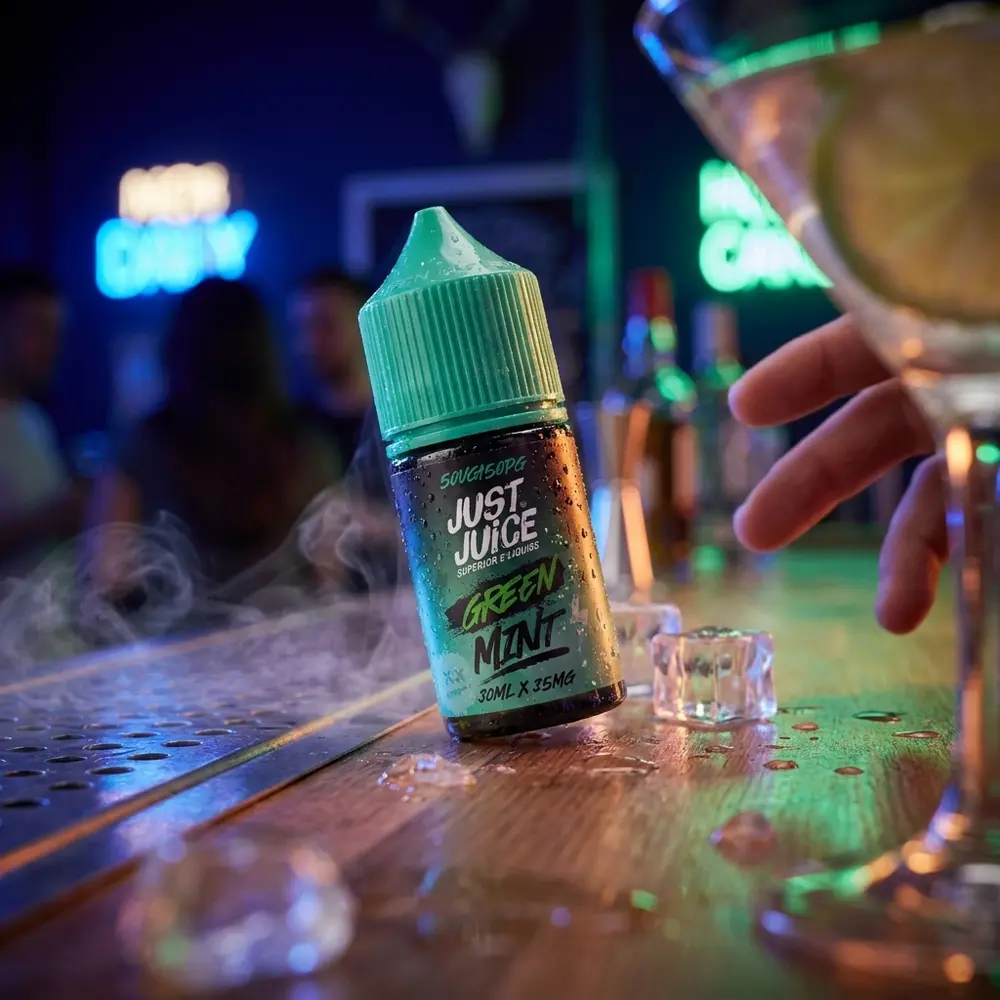 Garrafa Just Juice Salt Green Mint sobre balcão molhado em cena noturna neon urbana - Vapor Gringo