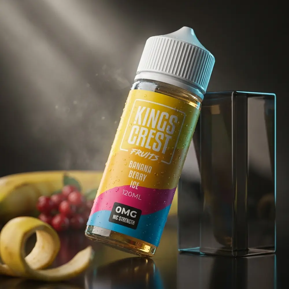 Frasco de líquido Kings Crest Banana Berry Ice com condensação sobre acrílico escuro e luzes frias - Vapor Gringo