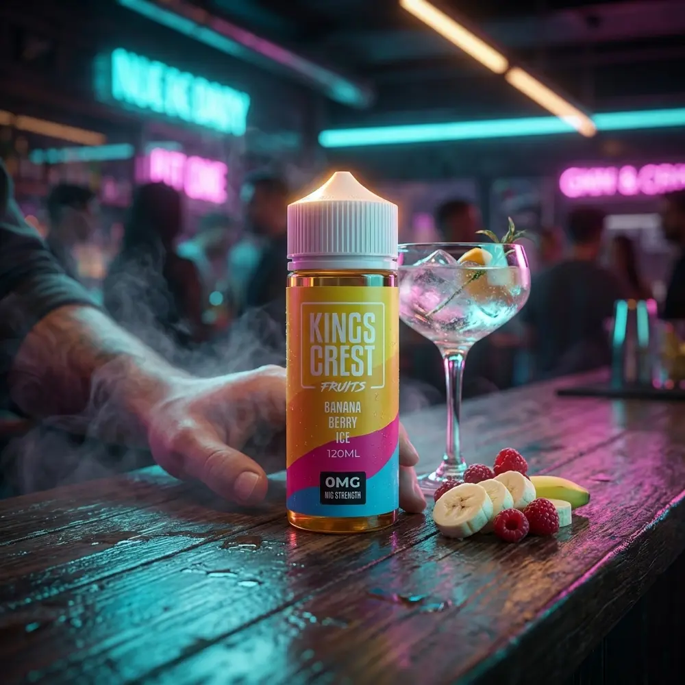 Frasco Kings Crest Banana Berry Ice sobre balcão molhado em bar urbano neon com frutas ao redor - Vapor Gringo