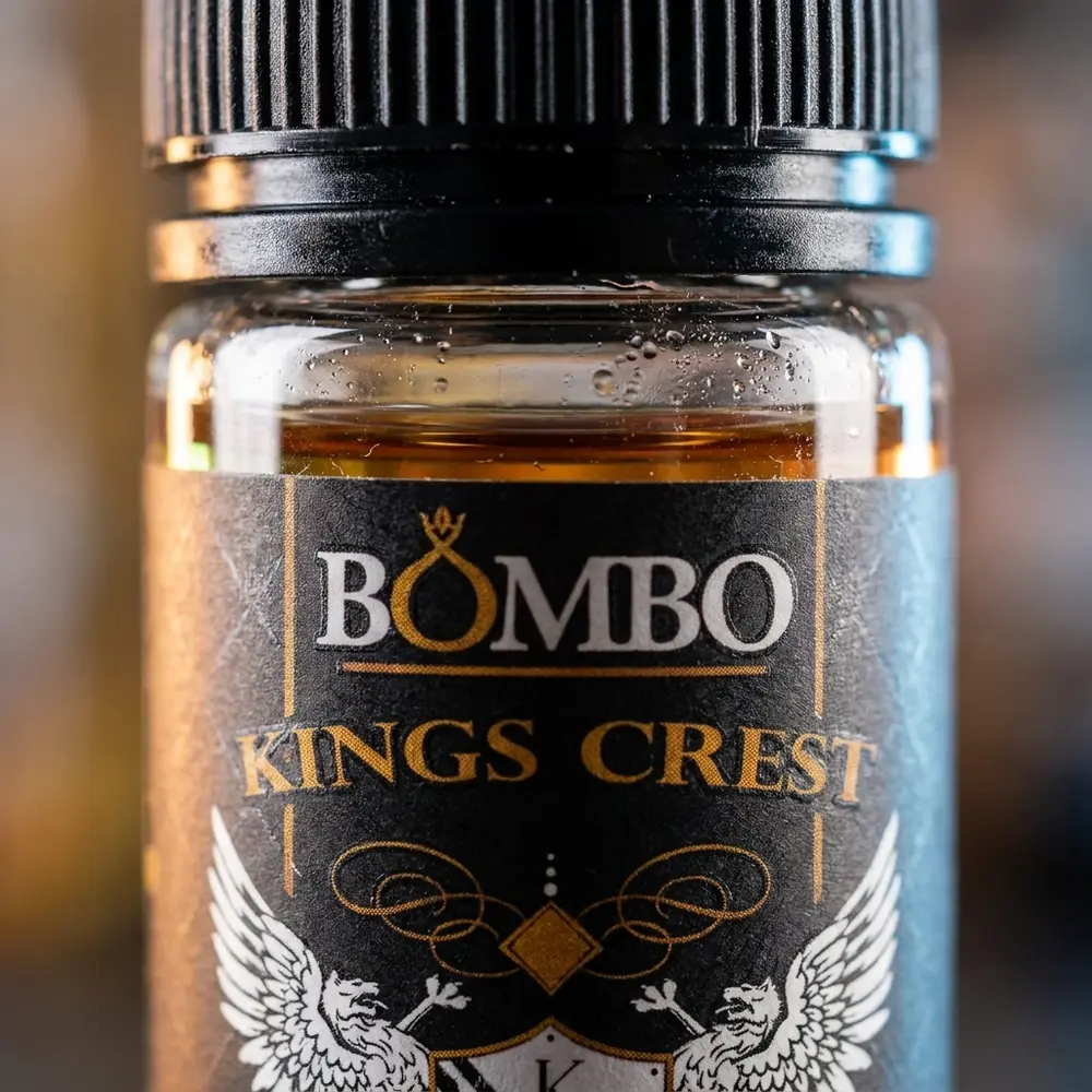 Close-up do rótulo do Liquido Kings Crest Don Juan Supra mostrando tipografia, cap metalico e condensacao. - Vapor Gringo