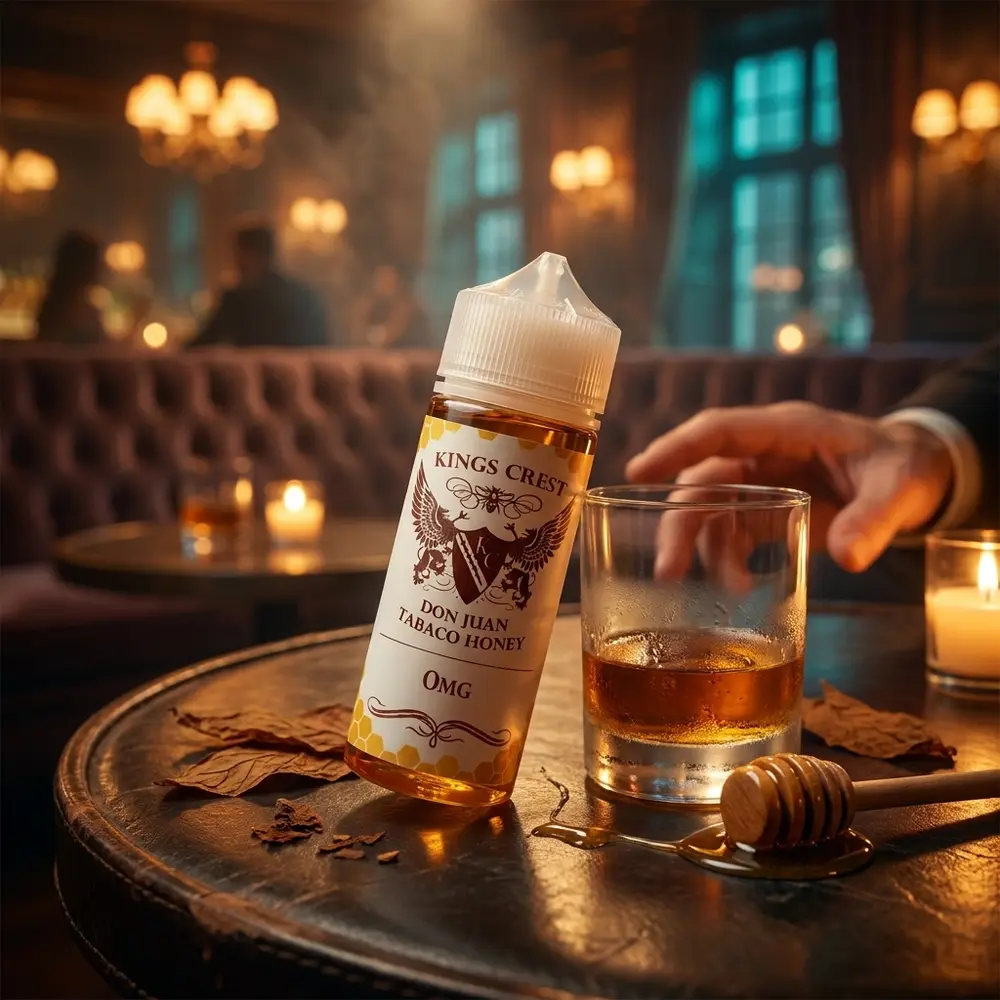 Garrafa Kings Crest Don Juan Tabaco Honey 120ml em lounge luxuoso, luz ámbar, copo de whisky e folhas de tabaco - Vapor Gringo