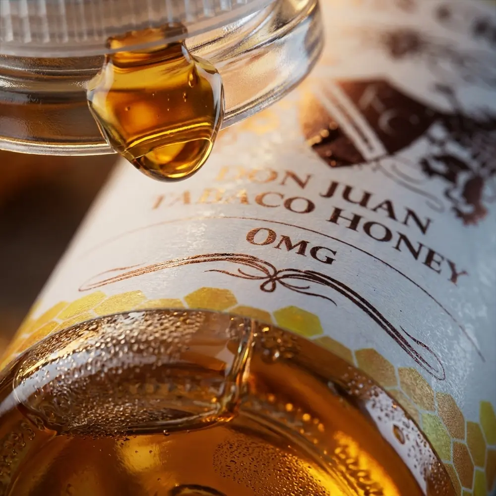 Detalhe do rótulo e bico da garrafa Kings Crest Don Juan Tabaco Honey com condensação e gota de mel - Vapor Gringo