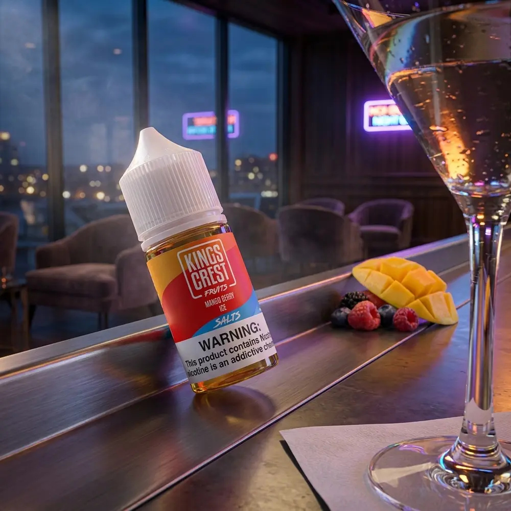 Líquido Kings Crest Mango Berry Ice apoiado em balcão de lounge com frutas e luzes de cidade ao fundo - Vapor Gringo