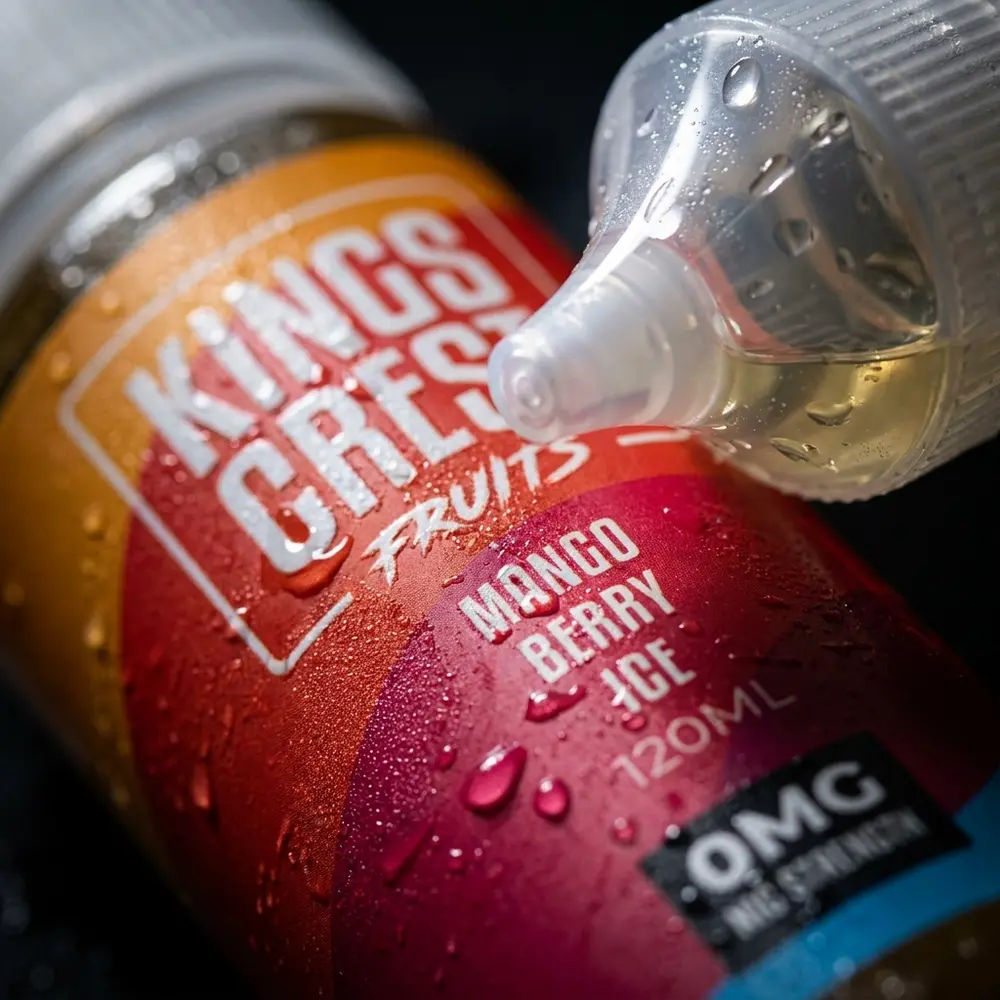 Close-up do rótulo do Líquido Kings Crest Mango Berry Ice com gotas de condensação e detalhes de textura - Vapor Gringo