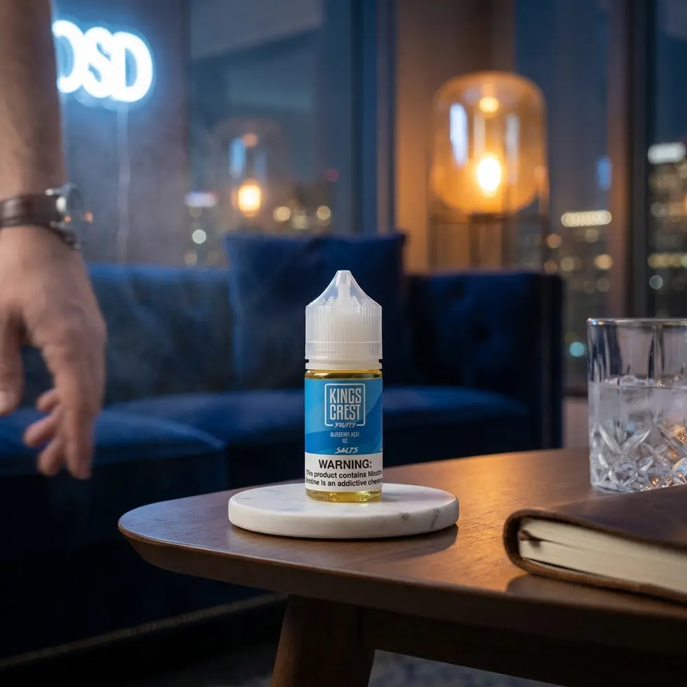 Garrafa Kings Crest Salt Blueberry Acai Ice sobre coaster de marmore em lounge urbano com luz neon e copo - Vapor Gringo