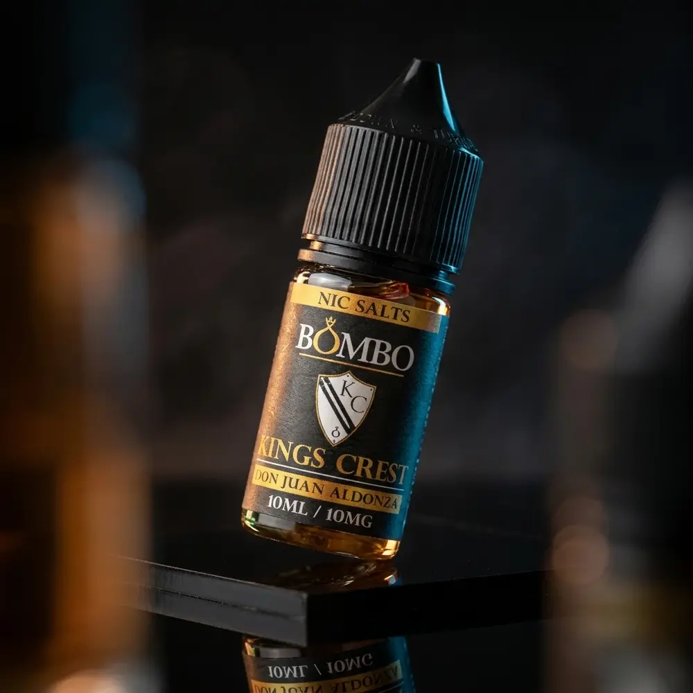 frasco 30ml liquido kings crest salt don juan aldonza sobre base acrilica preta com iluminacao dramatica e reflexos - Vapor Gringo